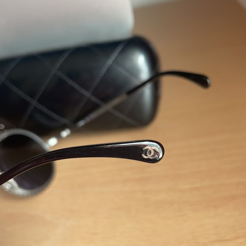 Chanel Silver/gray pearl rare round runaway 71138 L0844 - Picture 3 of 17